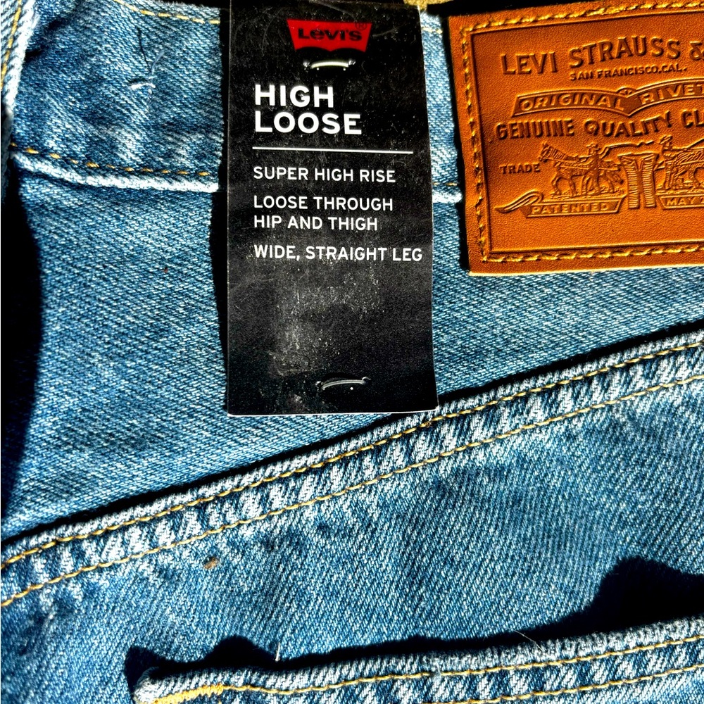 Levis Premium Big E Super High Rise Loose in hip wide leg Baggy Jeans. Med. Wash